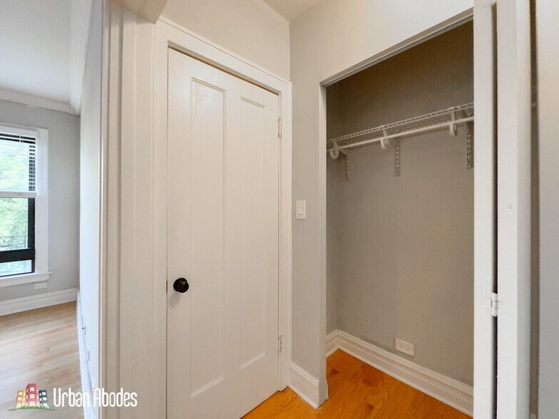 Building Photo - 4735 N Hermitage Ave