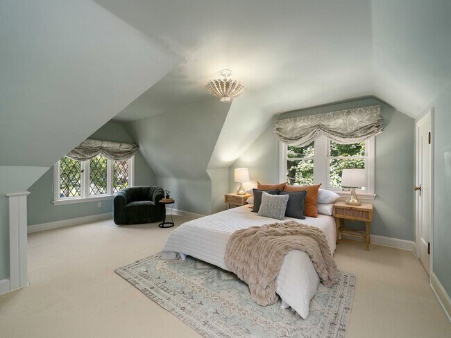 Building Photo - Gorgeous Victorian Home Ready to Rent! Hug...