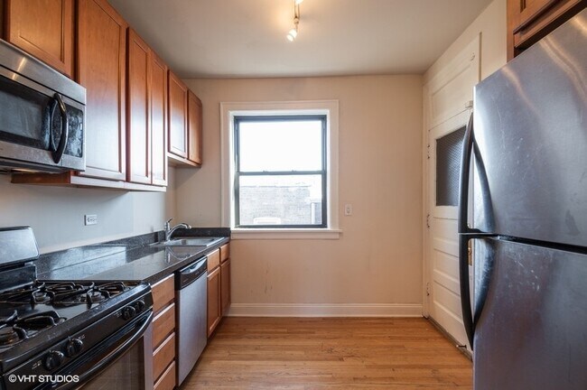Building Photo - 3513 N Racine Ave