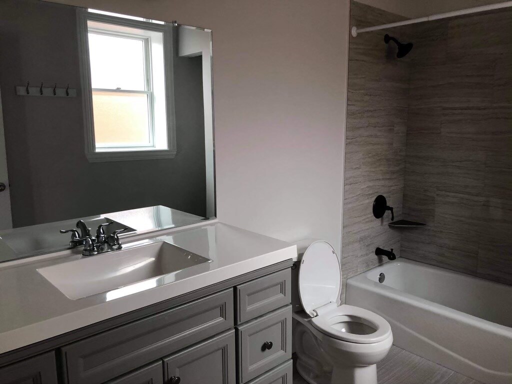 Building Photo - 6552 W Roscoe St