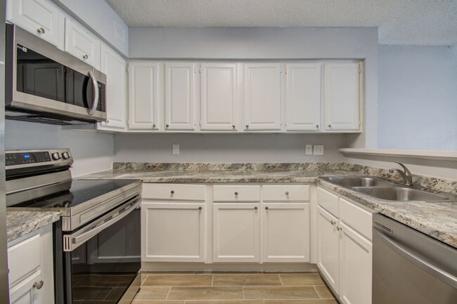 Building Photo - Remodeled 3 Bed / 2 Bath townhome at The B...
