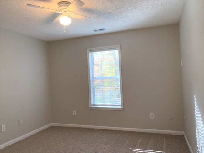 Building Photo - Wow! Northgate district! 3 bed, 2 bath, ra...