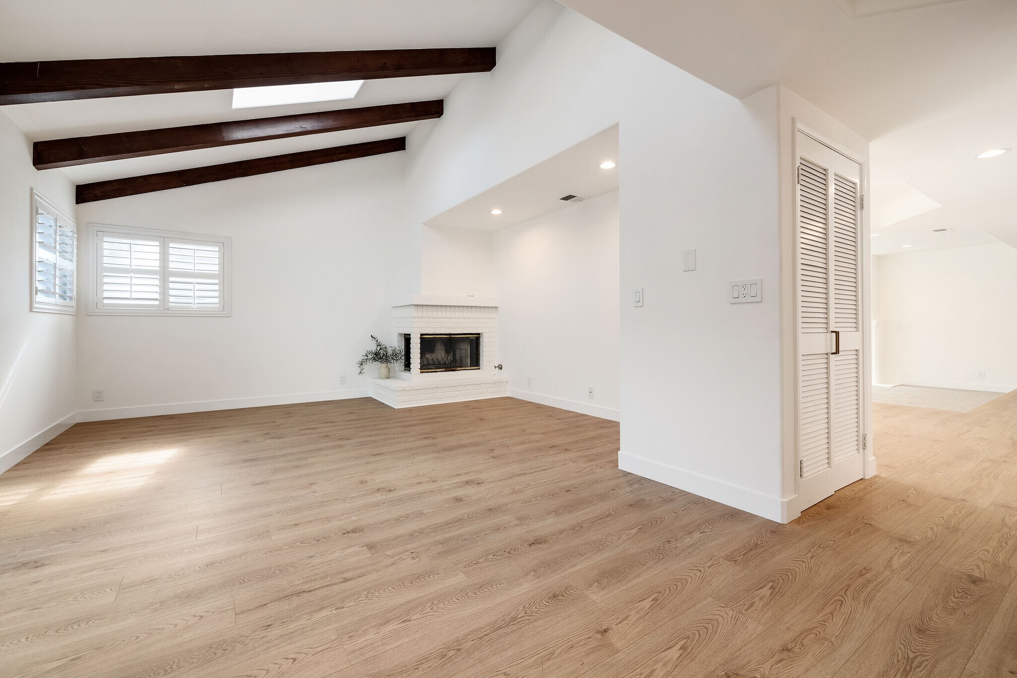 Building Photo - 1504 N Poinsettia Ave