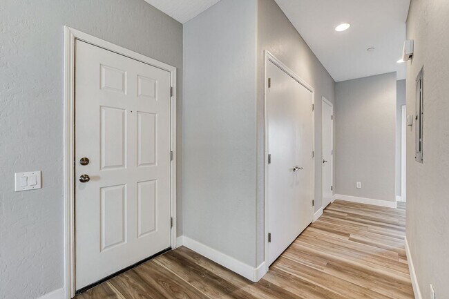 Building Photo - 3 Bedroom Condo