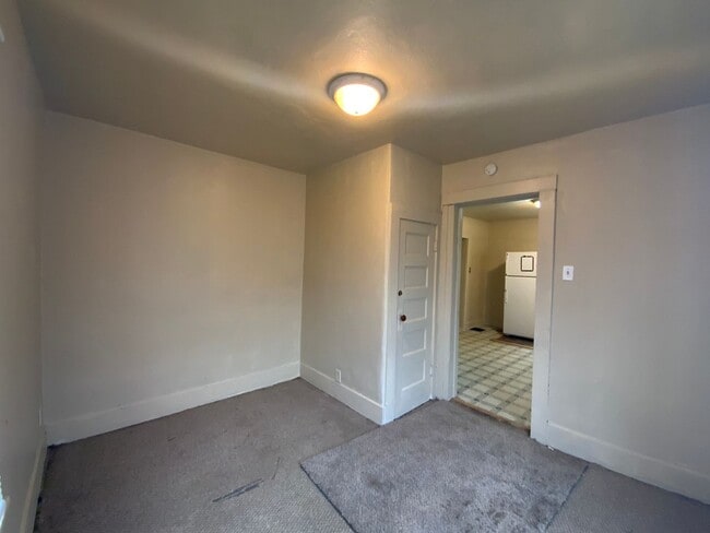 Building Photo - 3-Bedroom, 1-Bathroom Home – $950/Month - ...