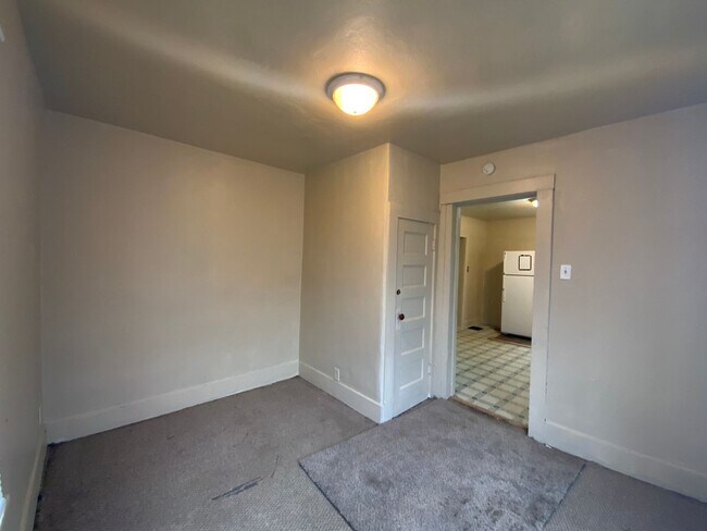 Building Photo - 3-Bedroom, 1-Bathroom Home – $950/Month - MISHAWAKA