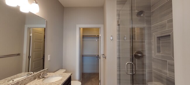 Building Photo - 15881 Valley View Dr
