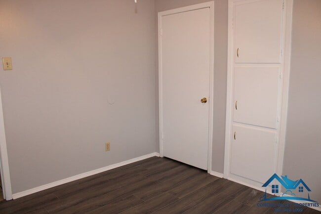 Building Photo - For Rent - 2 Bed/1 Bath Duplex by Base