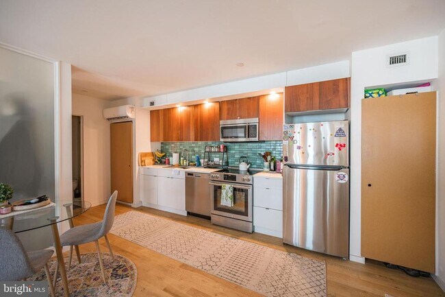 Building Photo - 152 W Laurel St