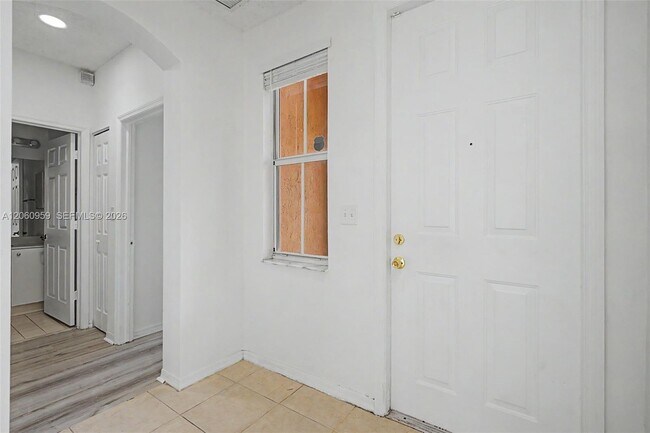 Building Photo - 975 NE 42nd Terrace