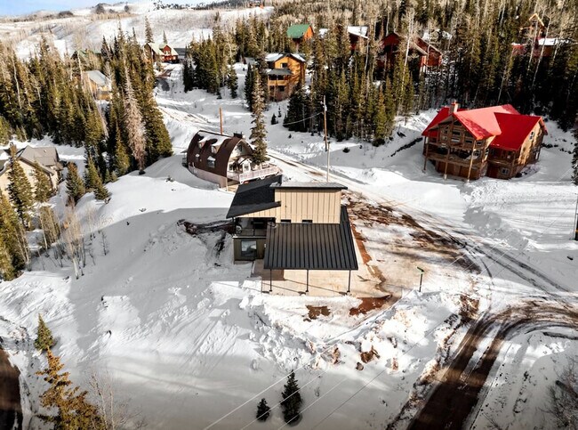 Building Photo - 220 Circle Dr