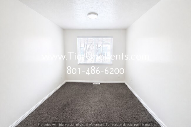 Building Photo - ** Limited Time Offer ** $500 OFF your first month's RENT!
