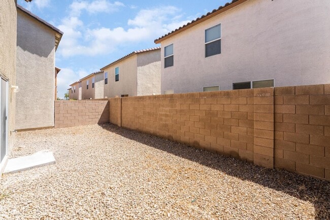 Building Photo - Cute Two-Story Home