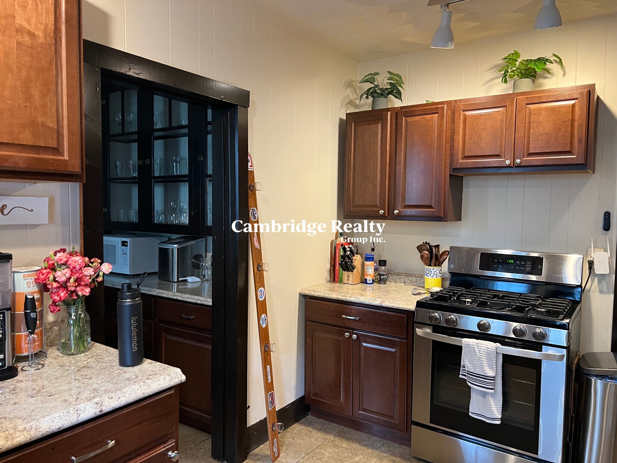 Building Photo - 66 Craigie St