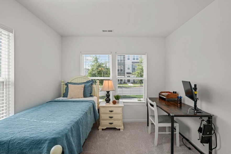 Building Photo - 1955 Robin Hill Ln