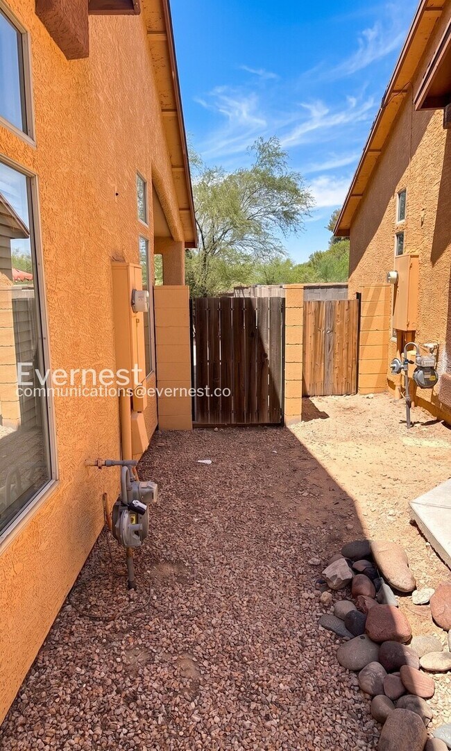 Building Photo - 2 Bed/2 Bath Home with Fenced Yard & Garage / Available Now!