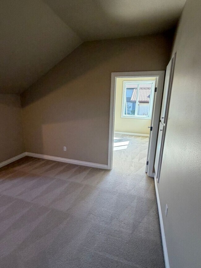 Building Photo - 5 Bedrooms and 2.5 Bathrooms with Views of the Rolling Hills of Corvallis Country Club