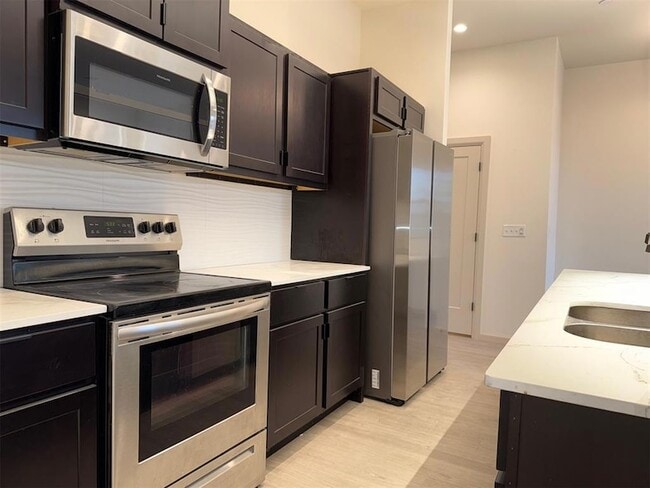 Building Photo - 575 S Fretz Ave