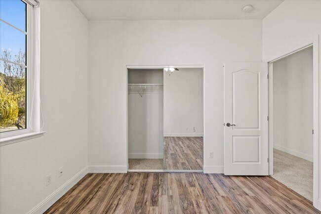 Building Photo - Elegant & Spacious 4 Bedroom Home Near Fol...