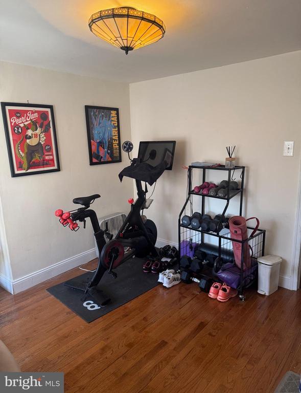 Building Photo - 1943 Waverly St