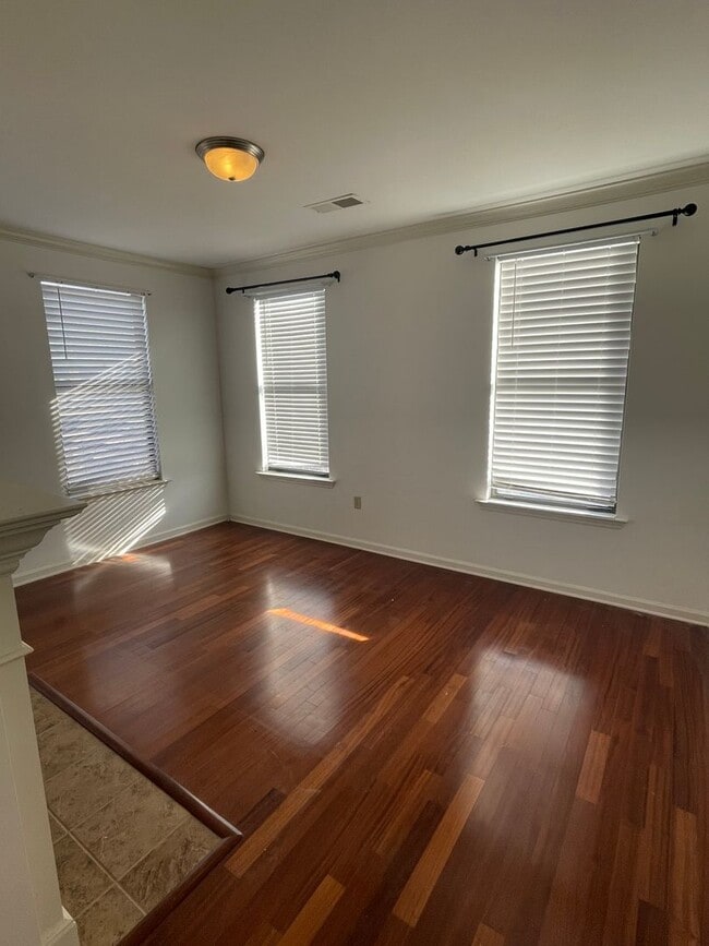 Building Photo - 2BD/2BA Condo located Downtown!