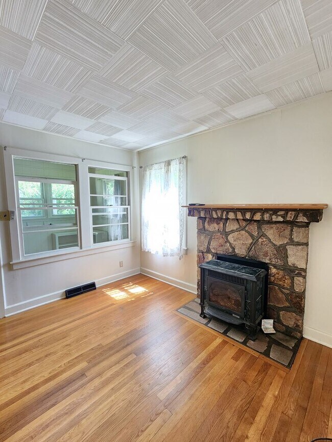Building Photo - LOCATION! Close to Downtown Black Mountain