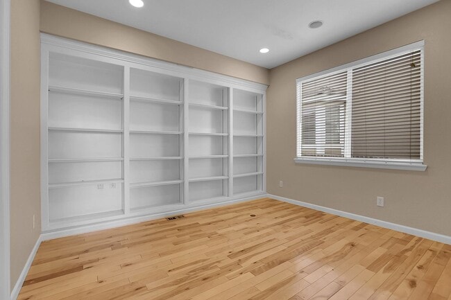 Building Photo - Amazing 5-bedroom, 3-bath, 2 car garage in...