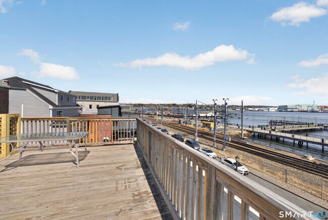 Building Photo - 136 Bank St