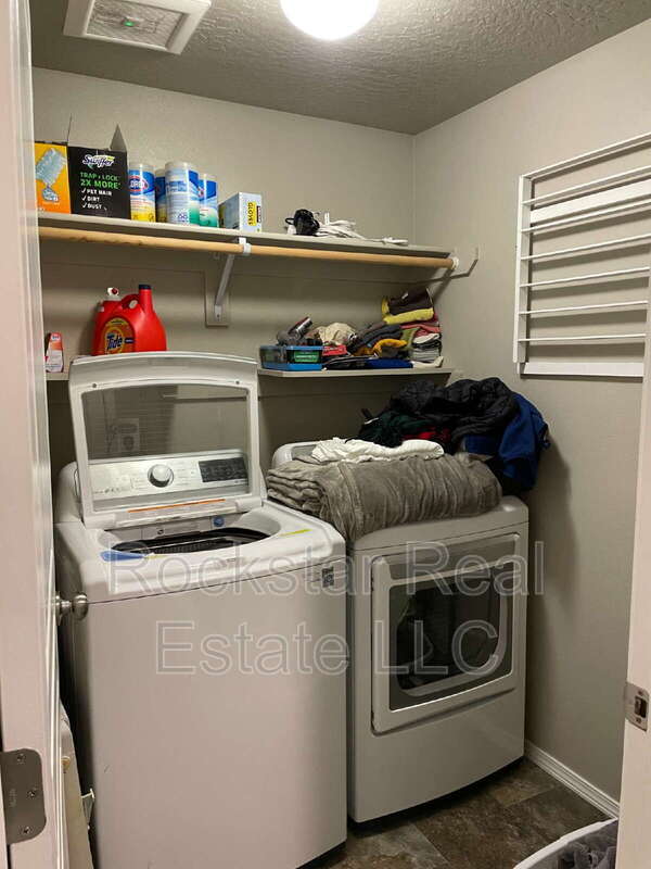 Building Photo - 1327 N Rogue River St