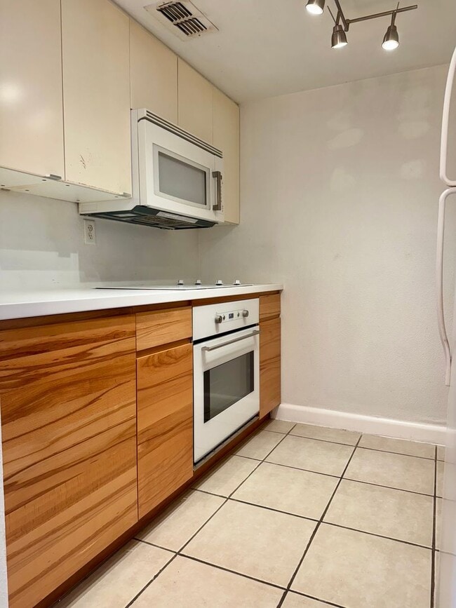 Building Photo - Bayshore Condo