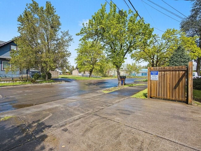 Building Photo - NAVAB02