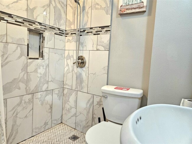 Building Photo - 4514 W Bayshore Dr