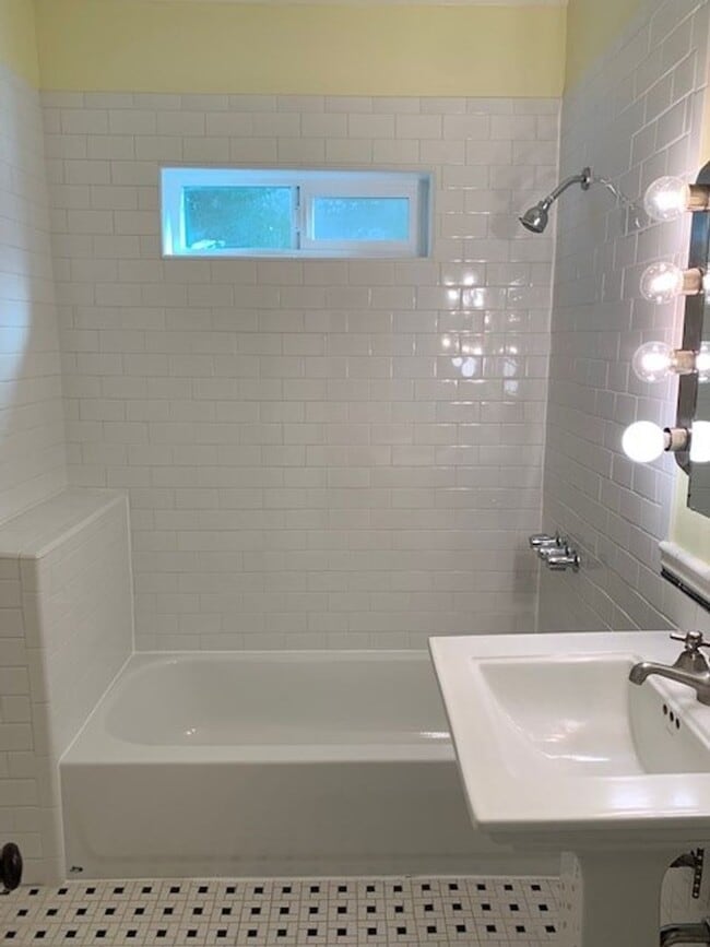 Building Photo - Adorable Three Bedroom, One-story Home in ...