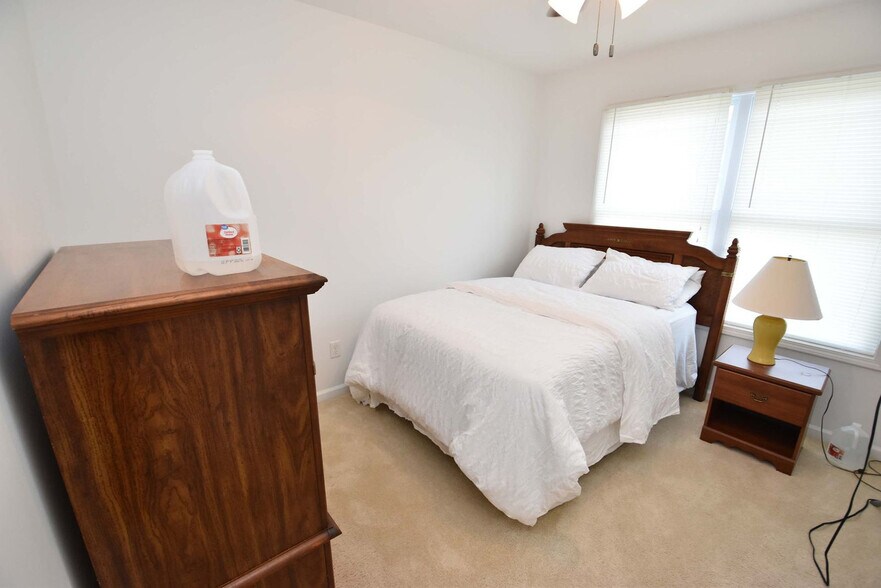 Building Photo - 25910 Rolling Hills Dr