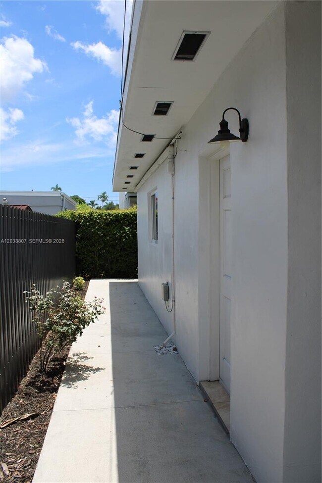 Building Photo - 3825 SW 88th Ct