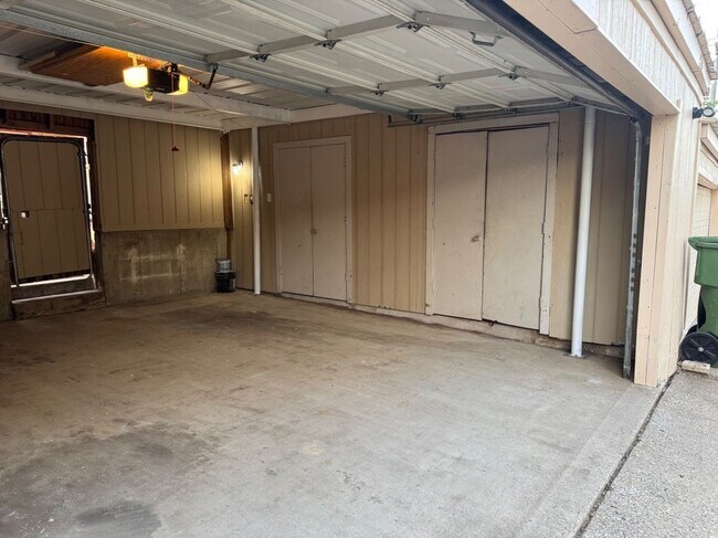 Building Photo - 312 Valley Park Dr