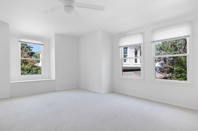 Building Photo - 1112 W 10th St