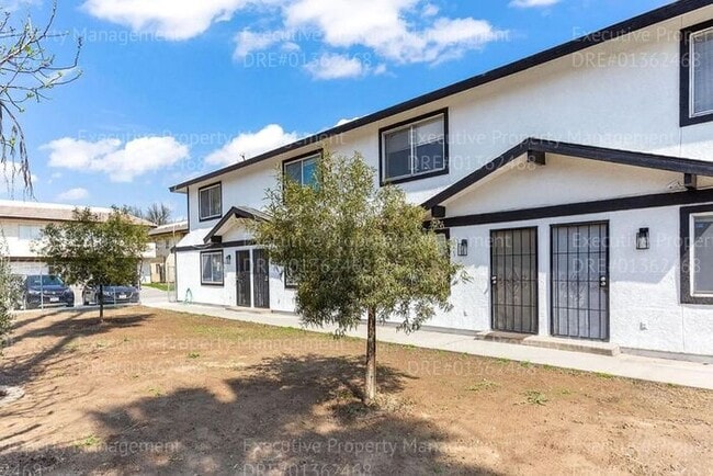 Building Photo - Townhouse. 2 bedrooms 1.5 bath call ASK AB...