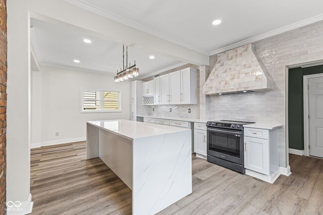 Building Photo - 721 E 23rd St