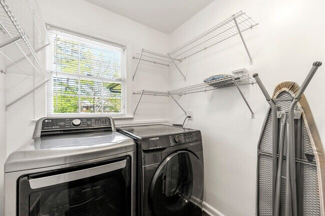 Building Photo - 441 Georgia 279-SI ID1019263P