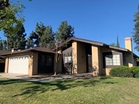 Building Photo - Clean 3 Bedroom / 2 Bathroom House in Sout...