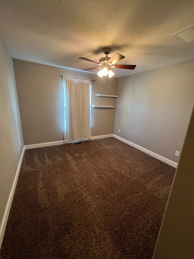 Building Photo - 4 Bedroom | 2 Bathroom | 3 Car Garage| Springfield MO | Fire Place | Covered patio!