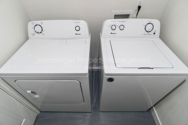 Building Photo - 911 E Bridgeport Ave