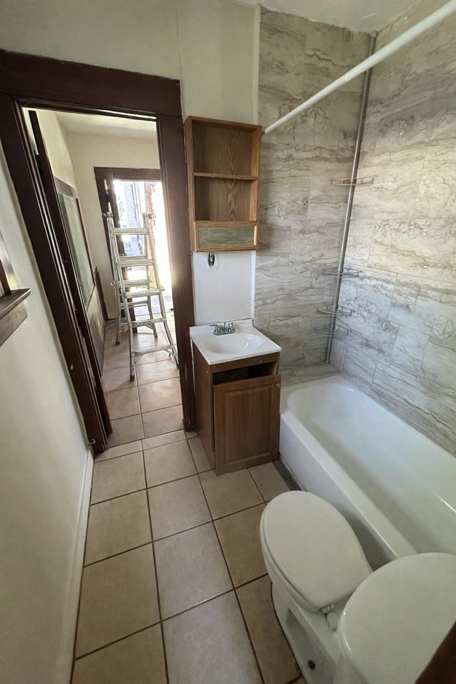 Building Photo - Cute One Bedroom Detached Unit