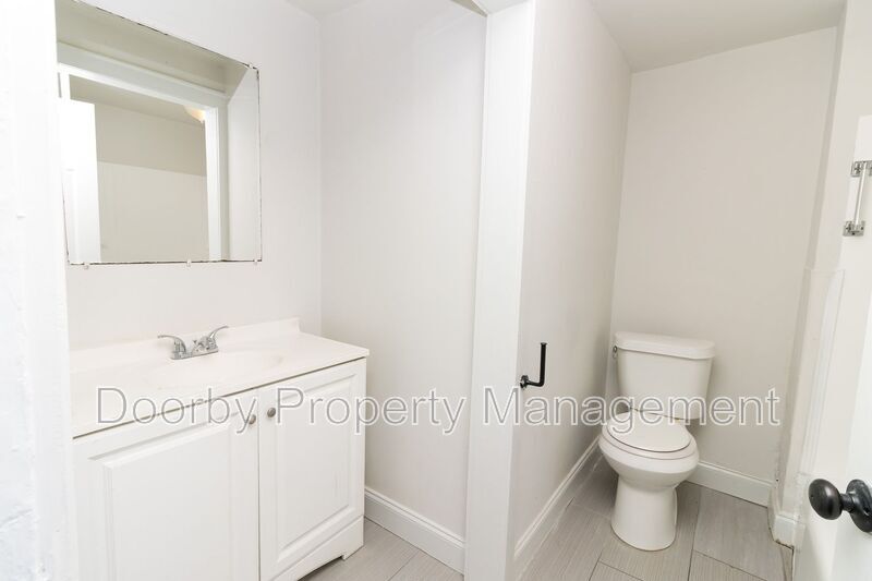 Building Photo - 921 East Ave