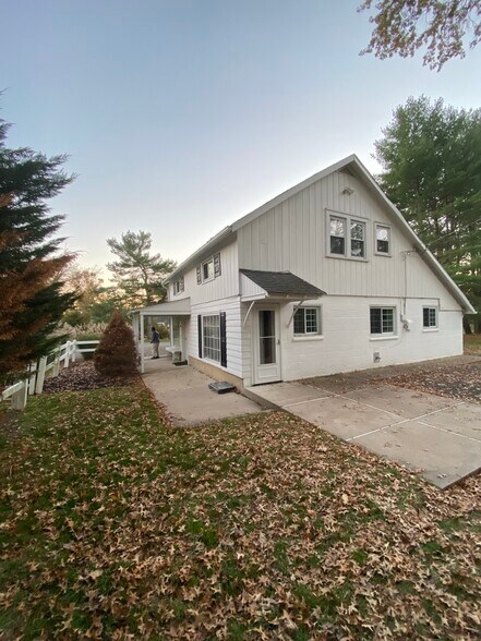 Building Photo - 423 Country Club Rd