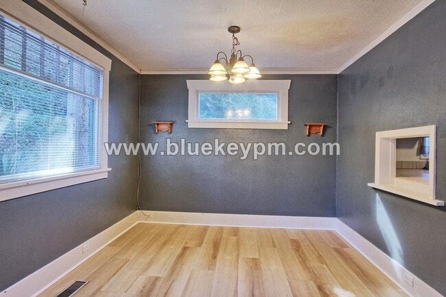 Building Photo - 3 Bed, 2 Bath Craftsman Home on Dead End R...