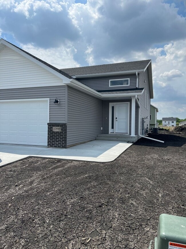 Building Photo - 4 Bed 2 Bath Single Family Home