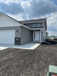 Building Photo - 4 Bed 2 Bath Single Family Home