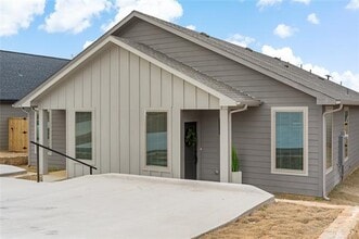 Building Photo - 1303 Bells Dr